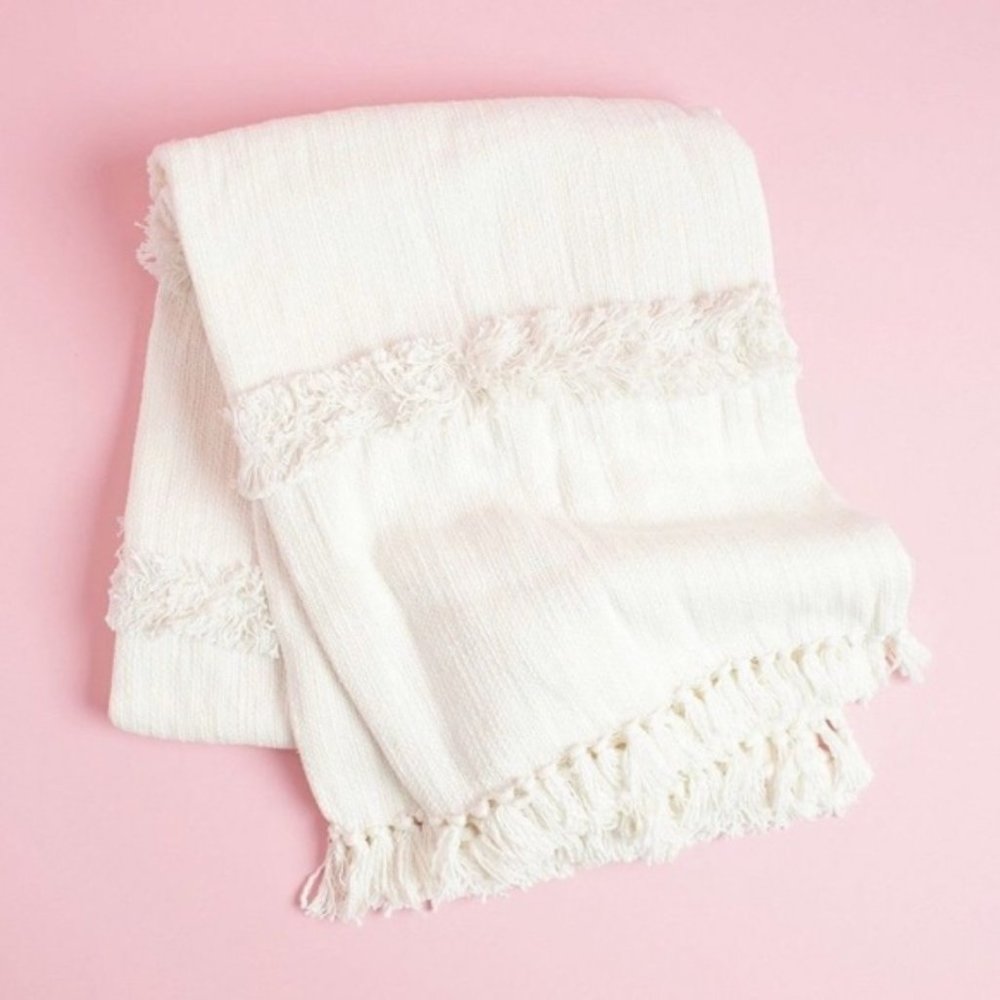 Uncommon James Textured Layered Fringe Throw in White, NEW - Picture 4 of 5